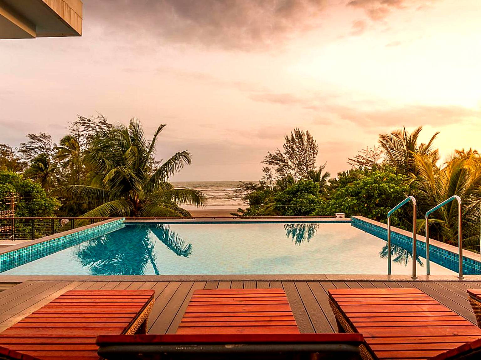 StayVista Ashore 6BHK Infinity Pool Ocean View- Morjim